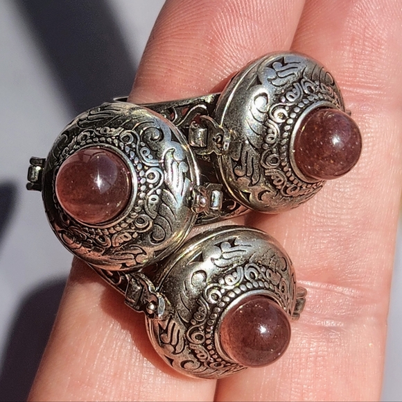 Strawberry Quartz Poison Ring. Vintage Style Adjustable Oil Ring. - Picture 2 of 7